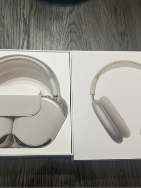 AirPods Max  in Light Ivory